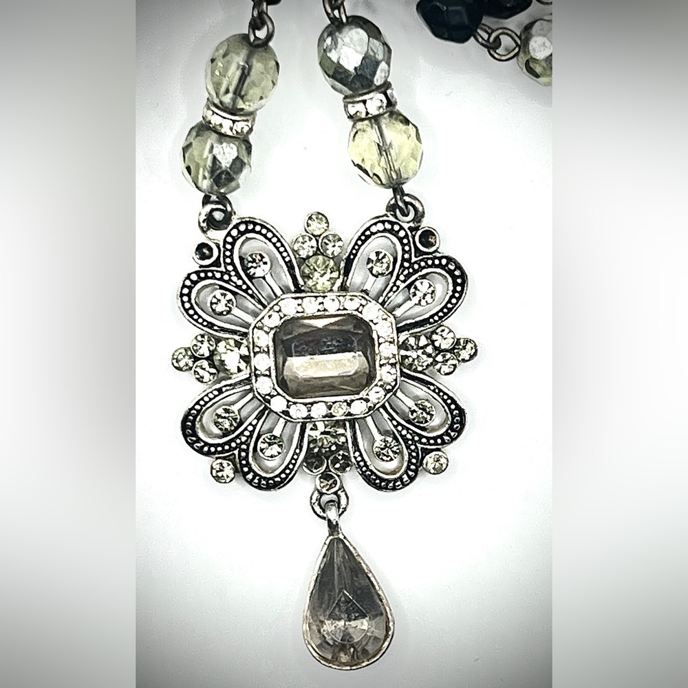 Vintage Avon Necklace w/shades of light Greens & Gorgeous Center Sparkle Pendant